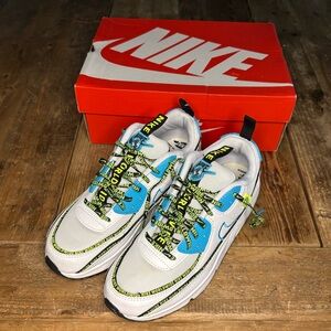 Nike Air Max 90 SE2 (GS) Sneakers Youth Size 6Y White Blue Fury
CV7665-100